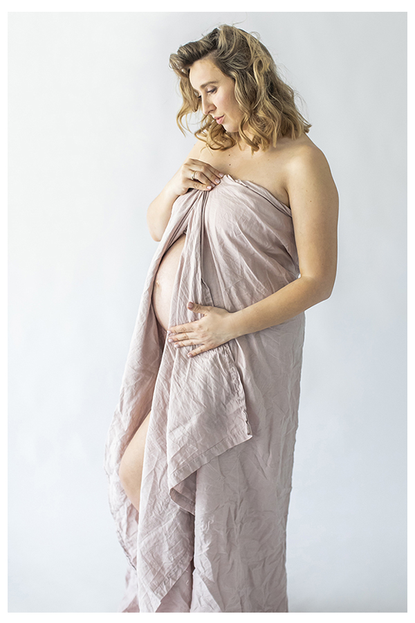 sesja ciążowa w studiu, sesja ciążowa warszawa, fotografia ciążowa warszawa, zdjęcia w ciąży warszawa, naturalna fotografia ciążowa, naturalne zdjęcia ciążowe